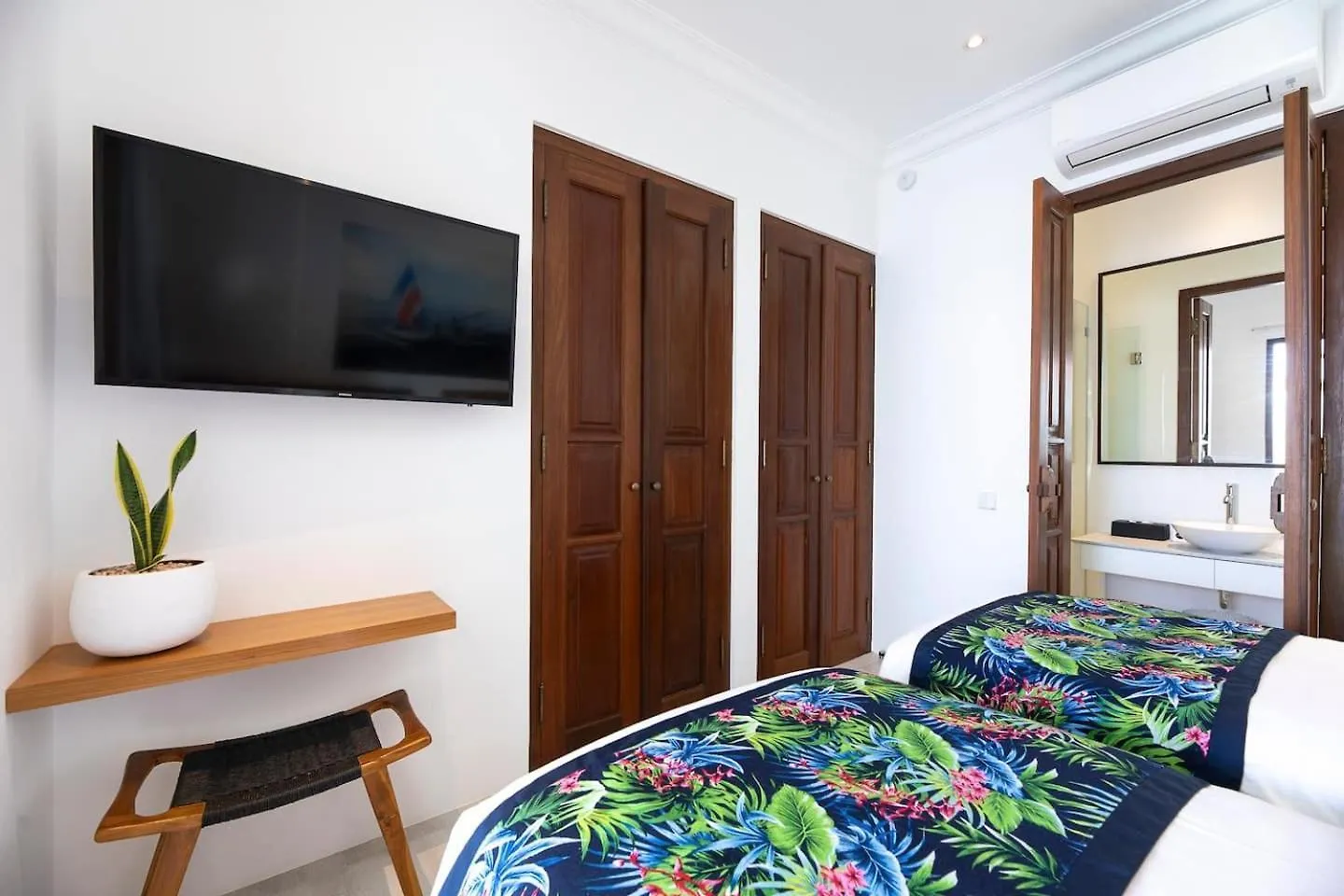 Gorgeous 2 Bed Pool Villa, Walk To Seminyak Beach