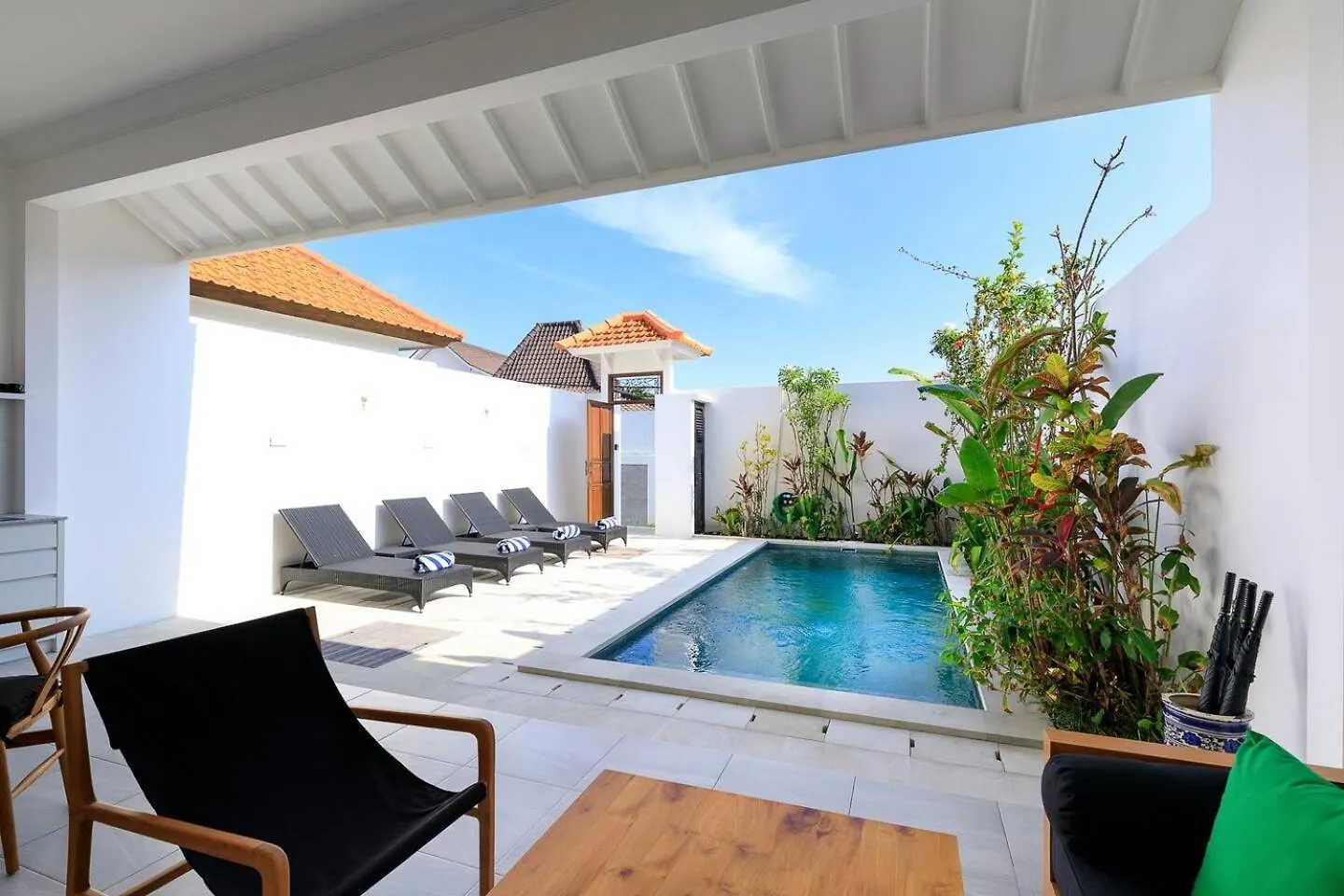 Gorgeous 2 Bed Pool Villa, Walk To Seminyak Beach スミニャック